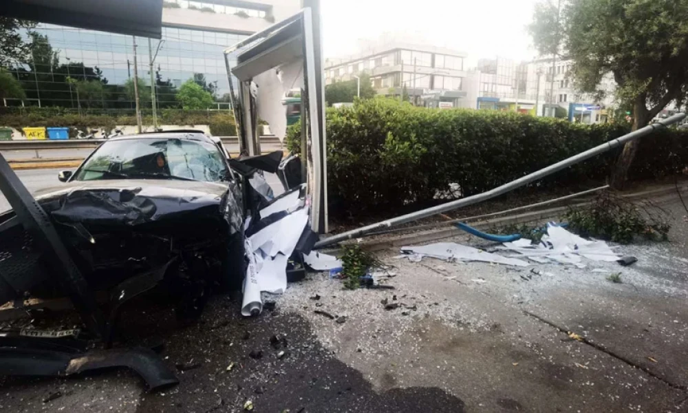 Τροχαίο στην Κηφισίας - ΙΧ προσέκρουσε σε στάση λεωφορείου, τραυματίστηκε ο οδηγός